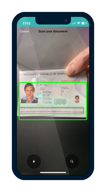 Ein Handybildschirm zeigt, wie das MOBILE SCAN SDK automatisch scannbare Objekte identifiziert und deren Daten erfasst, in diesem Beispiel ist eine maschinenlesbare Zone auf einem Reisepass zu sehen
